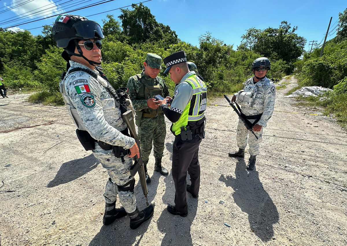 Integrantes de la Guardia Nacional (GN) y del Ejército mexicano resguardan la zona en el balneario de Cancún (México). (Foto de archivo de Alonso Cupul de la agencia EFE)