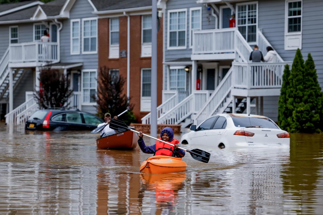 Candice Ocvil (derecha), residente de Peachtree Park Apartments, y Jibri Tolen (izquierda), reman en las aguas de la inundación de Peachtree Creek después de que Helene atravesara Atlanta, Georgia, EUA, el 27 de septiembre de 2024. (Foto de Erik S. Lesser de la agencia EFE/EPA)