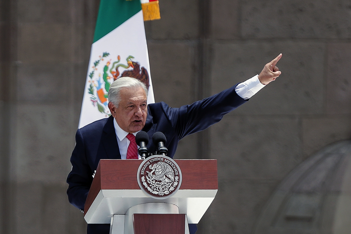 El presidente Andrés Manuel López Obrador, habla durante el sexto informe de gobierno este domingo, en el Zócalo de Ciudad de México (México). (Foto de Isaac Esquivel de la agencia EFE)