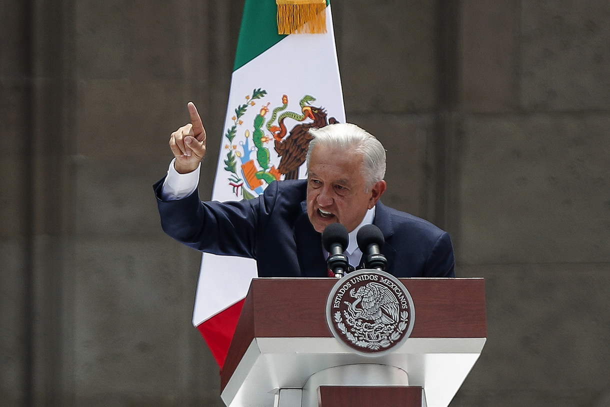 El presidente Andrés Manuel López Obrador, habla durante el sexto informe de gobierno este domingo, en el Zócalo de Ciudad de México (México). (Foto de Isaac Esquivel de la agencia EFE)