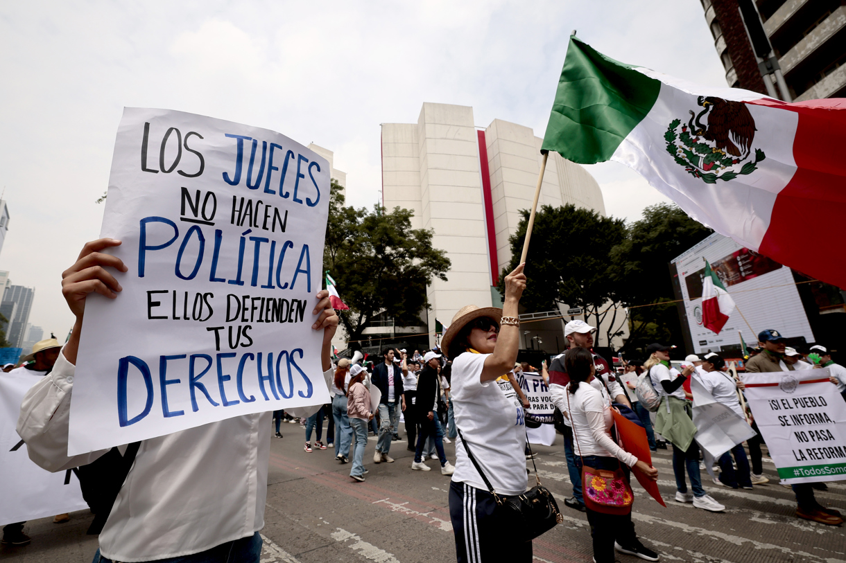 Personas protestan ante la Cámara de Senadores para mostrarse en contra de la reforma judicial en Ciudad de México (México). (Foto de archivo José Méndez de la agencia EFE)