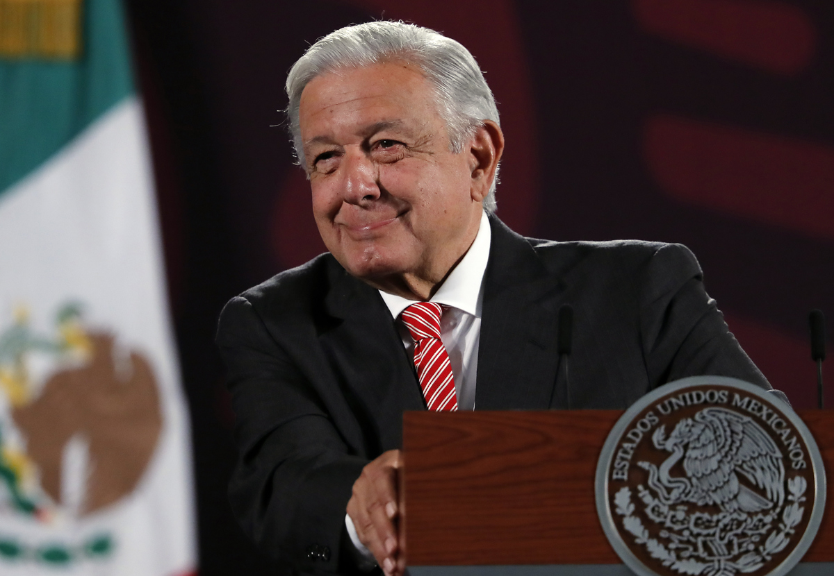 El presidente Andrés Manuel López Obrador, habla durante su rueda de prensa matutina este lunes en Palacio Nacional de Ciudad de México (México). (Foto de Mario Guzmán de la agencia EFE)