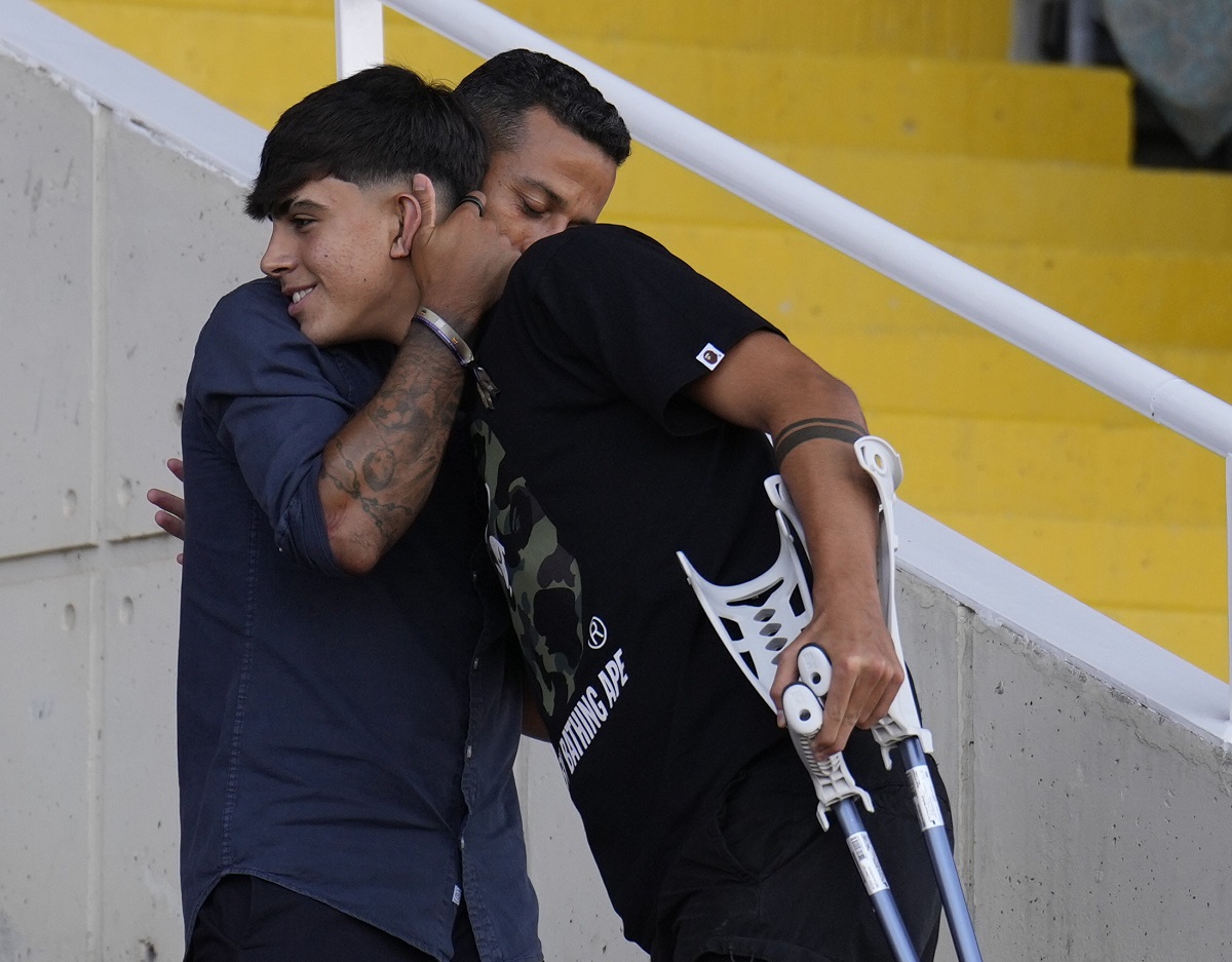 El centrocampista del Barcelona Marc Bernal, lesionado recientemente, en la grada en el estadio Olímpico Lluis Companys de Barcelona. (Foto de Alejandro García de la agencia EFE)