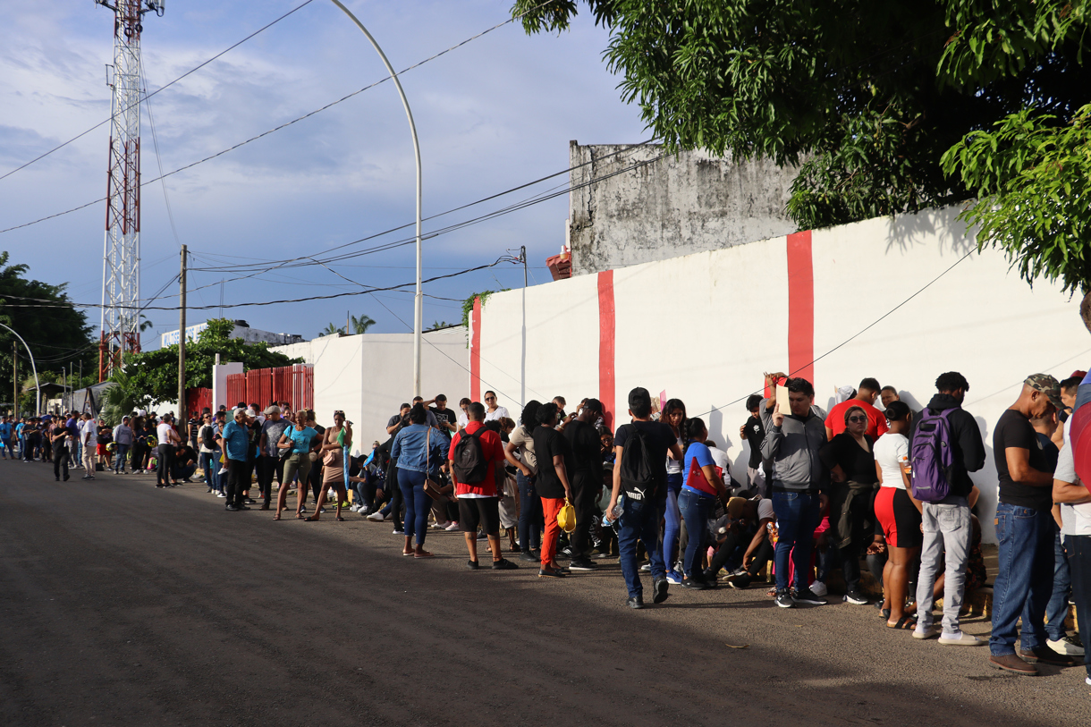 Migrantes hacen fila para abordar uno de los 8 autobuses del “Corredor emergente de movilidad”, este martes en Tapachula (México). (Foto de Juan Manuel Blanco de la agencia EFE)