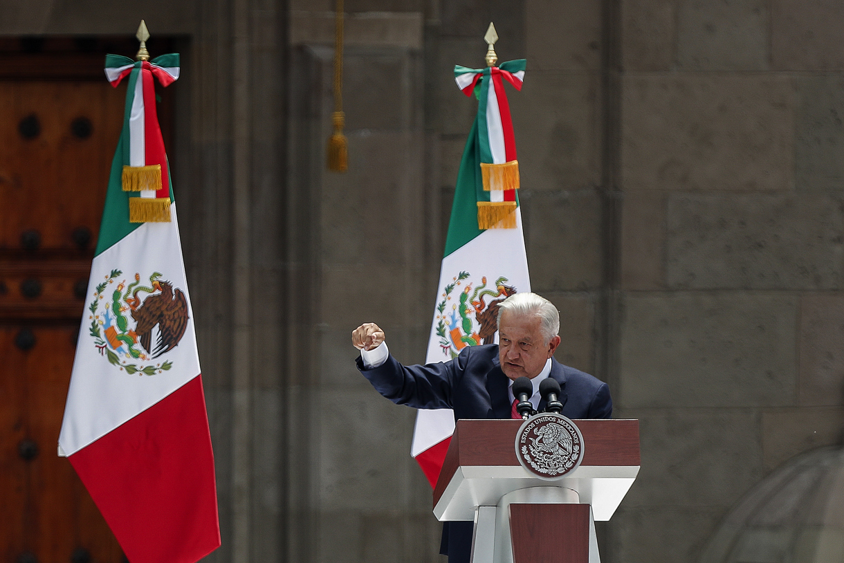 El presidente Andrés Manuel López Obrador, habla durante el sexto informe de gobierno este domingo, en el Zócalo de Ciudad de México (México). (Foto de Isaac Esquivel de la agencia EFE)