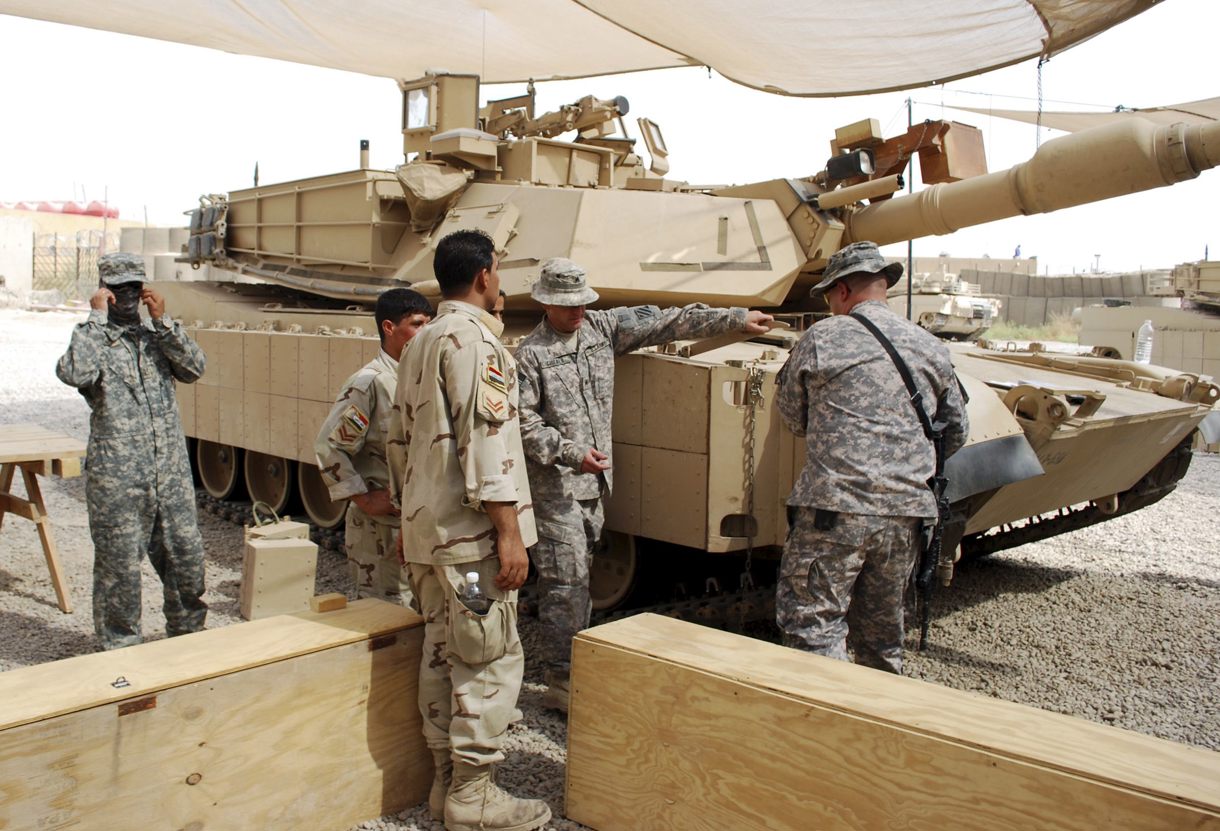 Fotografía de archivo de soldados iraquíes que asisten a una sesión de entrenamiento con tropas estadounidenses sobre el uso de tanques de batalla M1A1 de fabricación estadounidense en la base militar de Rustumiya, al sur de Bagdad (Irak). (Foto de St para la agencia EFE/EPA)