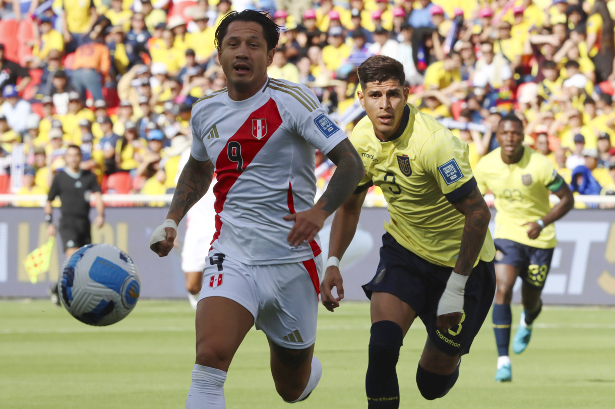 Gianluca Lapadula (i), de Perú, en acción con el ecuatoriano Piero Hincapié durante en un partido de las eliminatorias sudamericanas. (Foto de Rolando Enríquez de la agencia EFE)