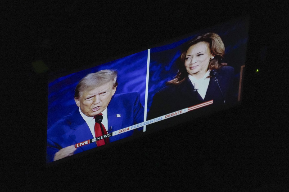 Fotografía de un monitor fuera del escenario durante el debate presidencial entre el candidato presidencial republicano Donald J. Trump y la candidato presidencial demócrata y vicepresidenta estadounidense Kamala Harris, organizado por ABC News en el Centro Nacional de la Constitución en Filadelfia, Pensilvania, EUA, el 10 de septiembre de 2024. (Foto Demetrius Freeman de la agencia EFE/EPA/ POOL)