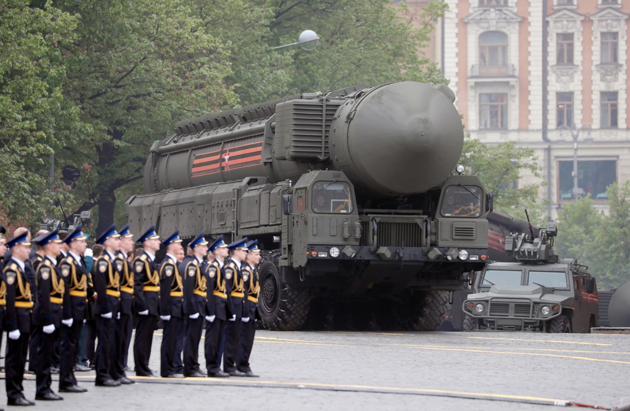 Un misil nuclear estratégico RS-24 Yars ruso en la Plaza Roja de Moscú. (Foto de Yuri Kochetkov de la agencia EFE)