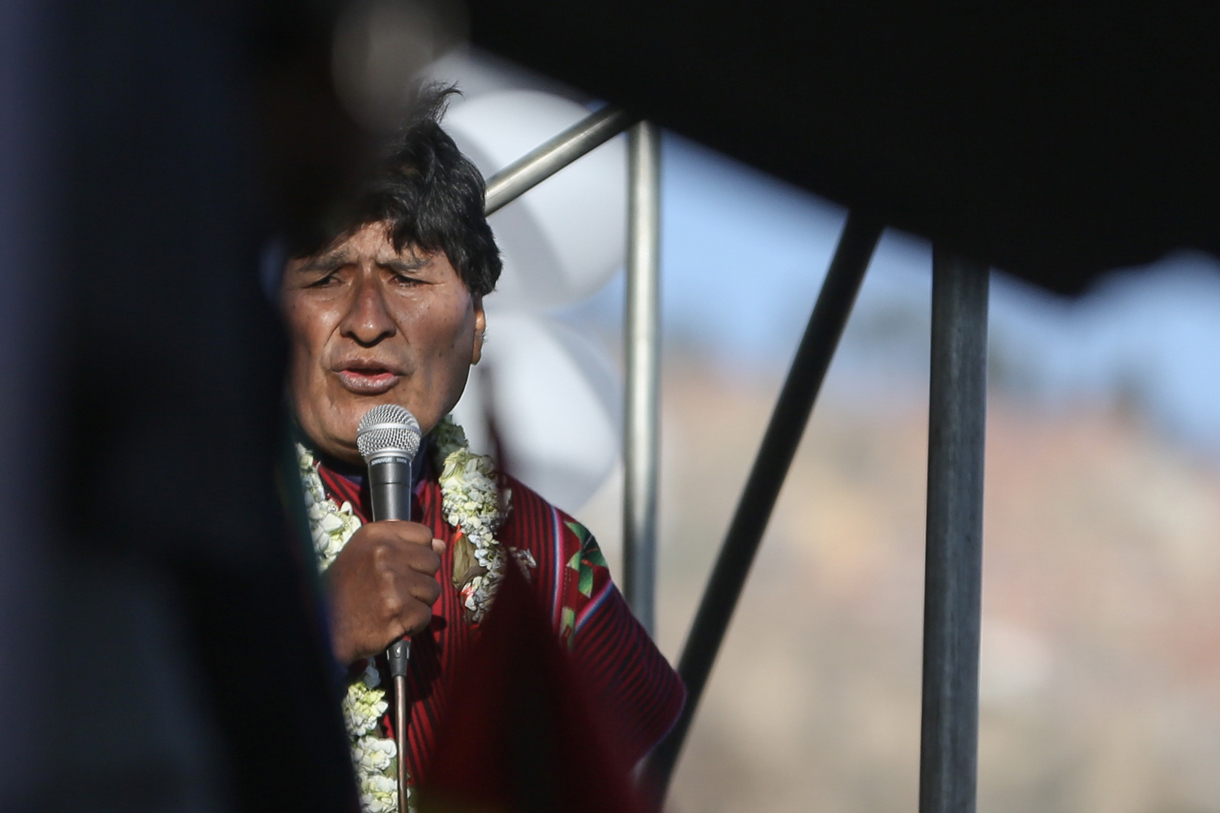 El expresidente de Bolivia y líder del oficialismo, Evo Morales, se dirige a sus seguidores durante un evento este lunes, en La Paz (Bolivia). (Foto de Luis Gandarillas de la agencia EFE)