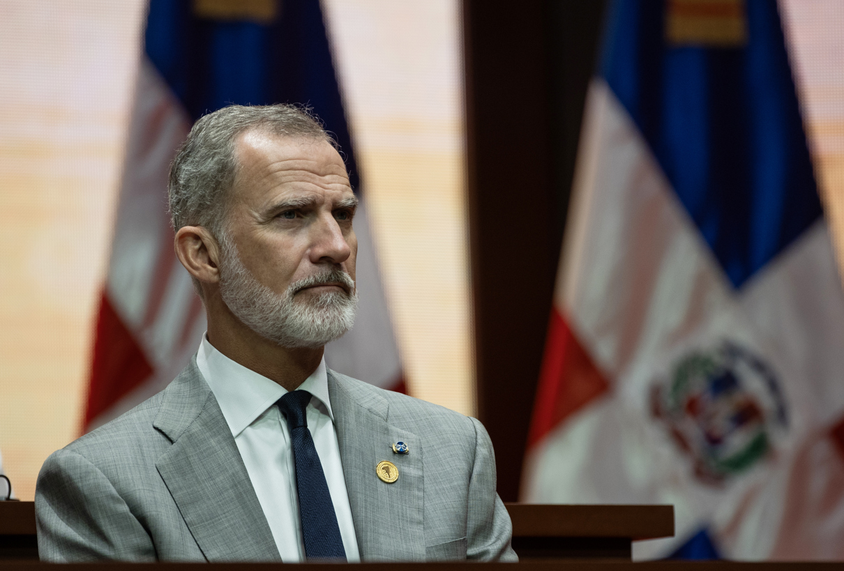 El rey Felipe VI asiste a la investidura de Luis Abinader como presidente de República Dominicana el pasado mes de agosto en el Teatro Nacional en Santo Domingo. (Foto de Orlando Barría de la agencia EFE)