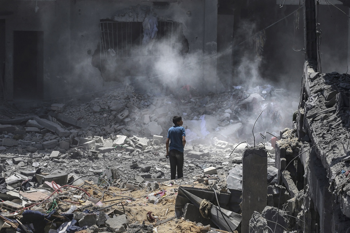 Un niño palestino observa los daños causados por un ataque aéreo israelí contra el campo de refugiados de al-Bureij, en el sur de la Franja de Gaza, el 28 de junio de 2024. (Foto de Mohammed Saber de la agencia EFE)