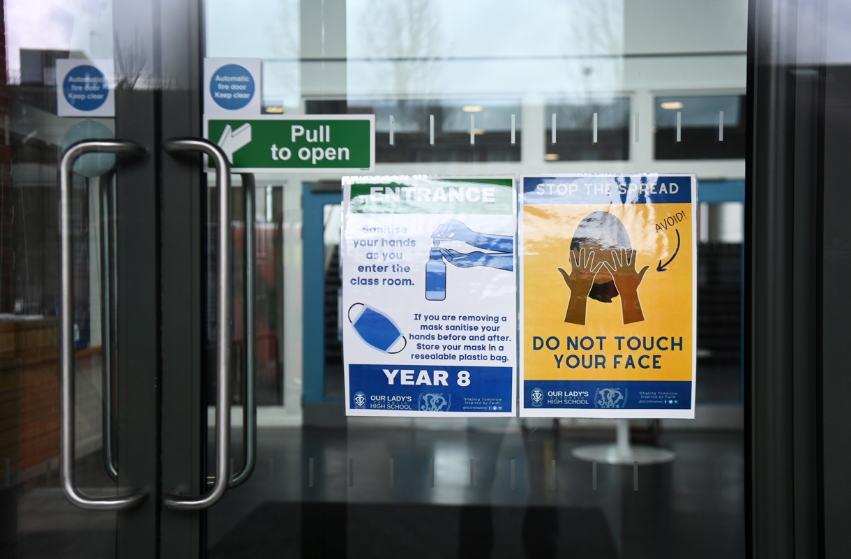 En la imagen de archivo, unos carteles en una escuela de Londres, Reino Unido. (Foto de Andy Rain de la agencia EFE/EPA)