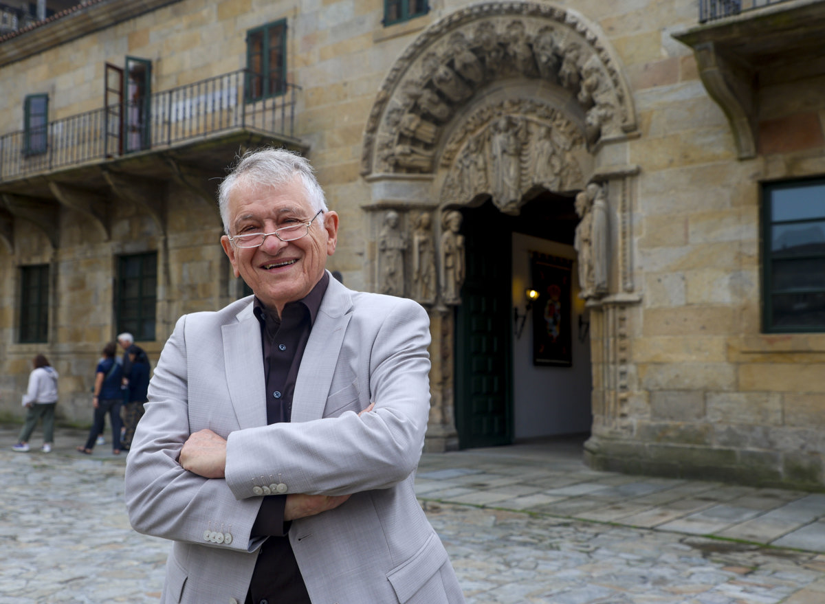 El investigador alemán Klaus von Klitzing, premio Nobel de Física en 1985, esta mañana en la Plaza del Obradoiro en Santiago de Compostela. (Foto de Xoán Rey de la agencia EFE)