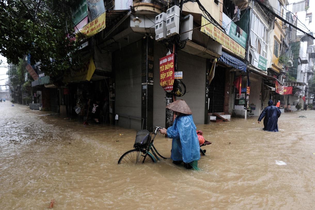 Inundaciones en Hanói. (Foto de Luong Thai Linh de la agencia EFE/EPA)