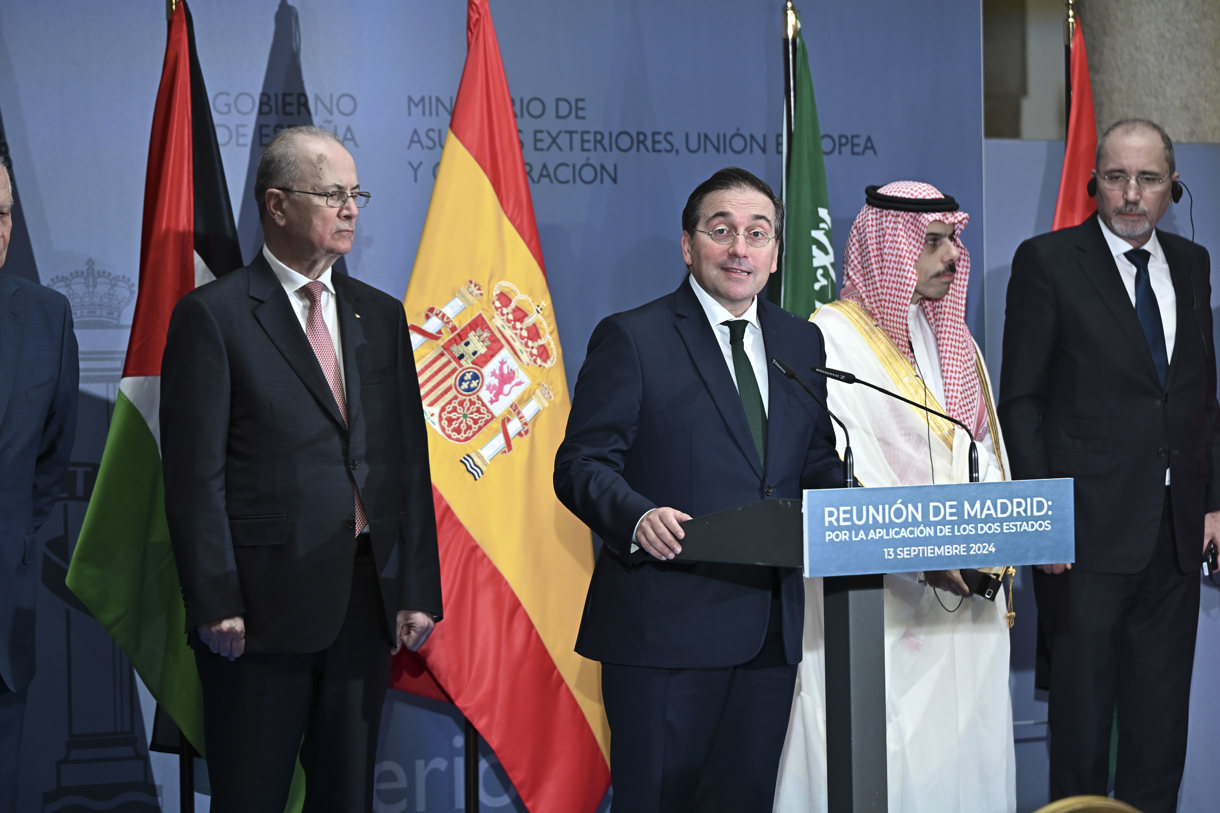 El ministro de Asuntos Exteriores, José Manuel Albares (c), comparece tras la “Reunión de Madrid: por la aplicación de los dos Estados” en el Ministerio de Asuntos Exteriores, este viernes, en Madrid. (Foto de Fernando Villar de la agencia EFE)