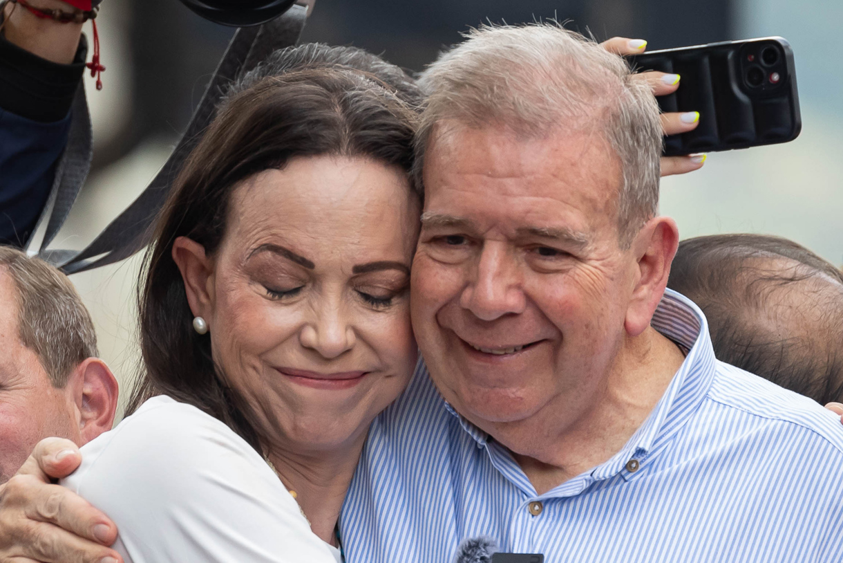 Fotografía de archivo del 30 de julio de 2024 de la líder opositora venezolana María Corina Machado (i) mientras abraza al candidato presidencial de las elecciones del 28 de julio, Edmundo González Urrutia, en una manifestación de apoyo en Caracas (Venezuela). (Foto Ronald Peña R. de la agencia EFE)