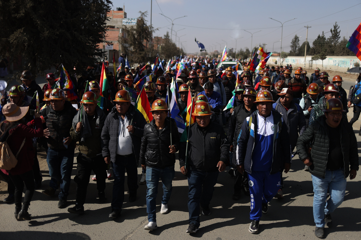 Simpatizantes del expresidente de Bolivia (2006-2019) y líder oficialista, Evo Morales, participan en una marcha este lunes, a la entrada de La Paz (Bolivia). (Foto Luis Gandarillas de la agencia EFE)