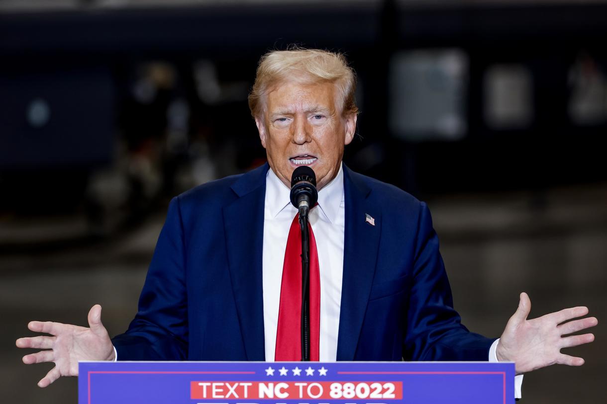 El expresidente estadounidense y candidato presidencial republicano a la Casa Blanca, Donald Trump, habla durante un evento de campaña en Mosack Group, un fabricante de plomería comercial en Mint Hill, Carolina del Norte, EUA. (Foto Erik S. Menor de la agencia EFE)