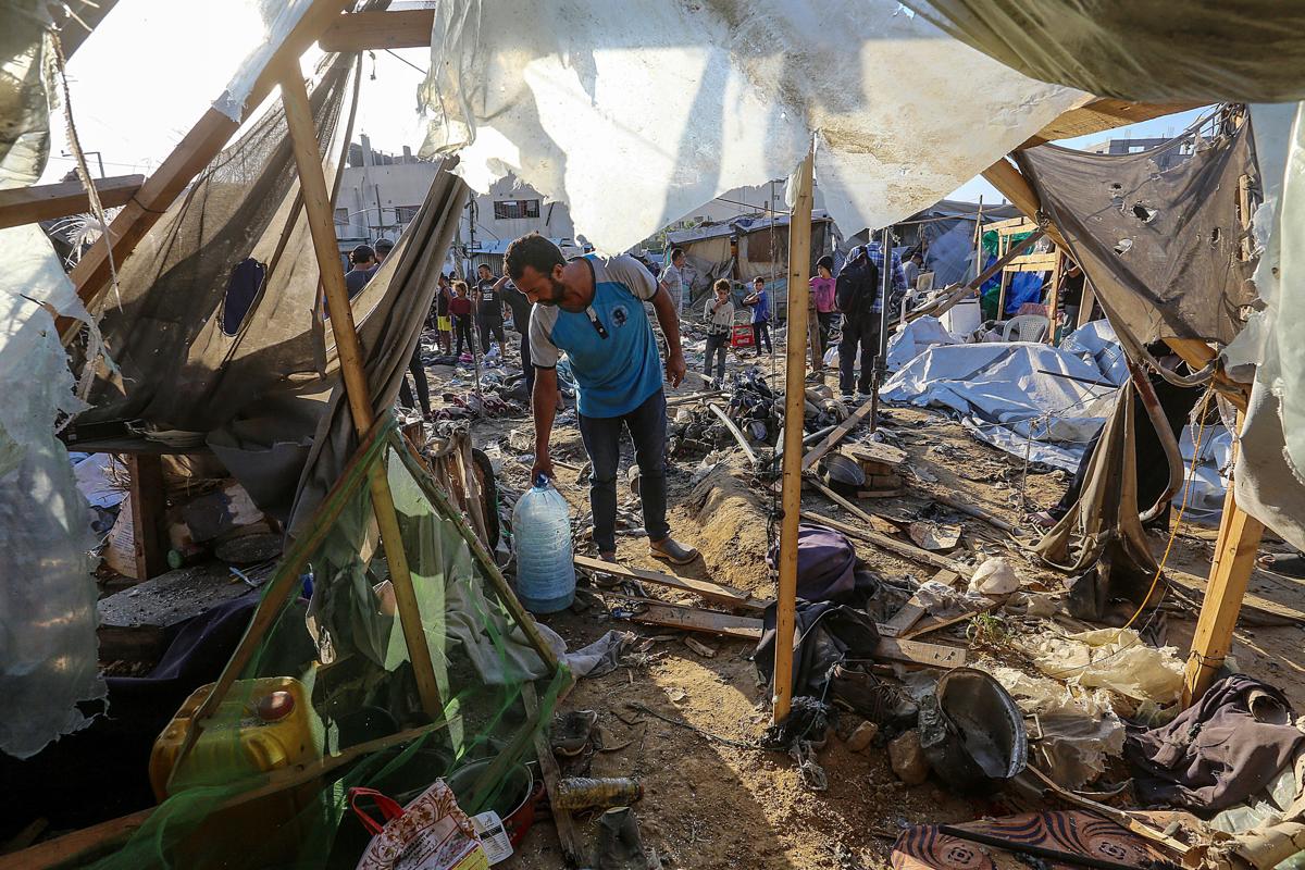 Palestinos desplazados internos inspeccionan las tiendas de campaña adyacentes al Hospital de los Mártires de Al Aqsa de Deir al Balah destruidas tras un ataque militar israelí, en el centro de la Franja de Gaza, el 5 de septiembre de 2024. (Foto Mohammed Saber de la agencia EFE/EPA)