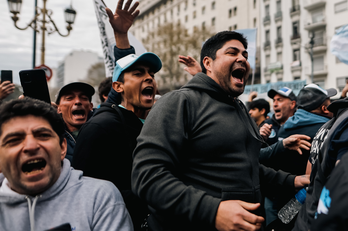 Personas se manifiestan en los alrededores del Congreso de la Nación Argentina, donde la Cámara de Diputados sesionó y votó por mantener el veto del presidente, Javier Milei, a la ley de reforma jubilatoria, en Buenos Aires (Argentina). (Foto de Juan Ignacio Roncoroni de la agencia EFE)