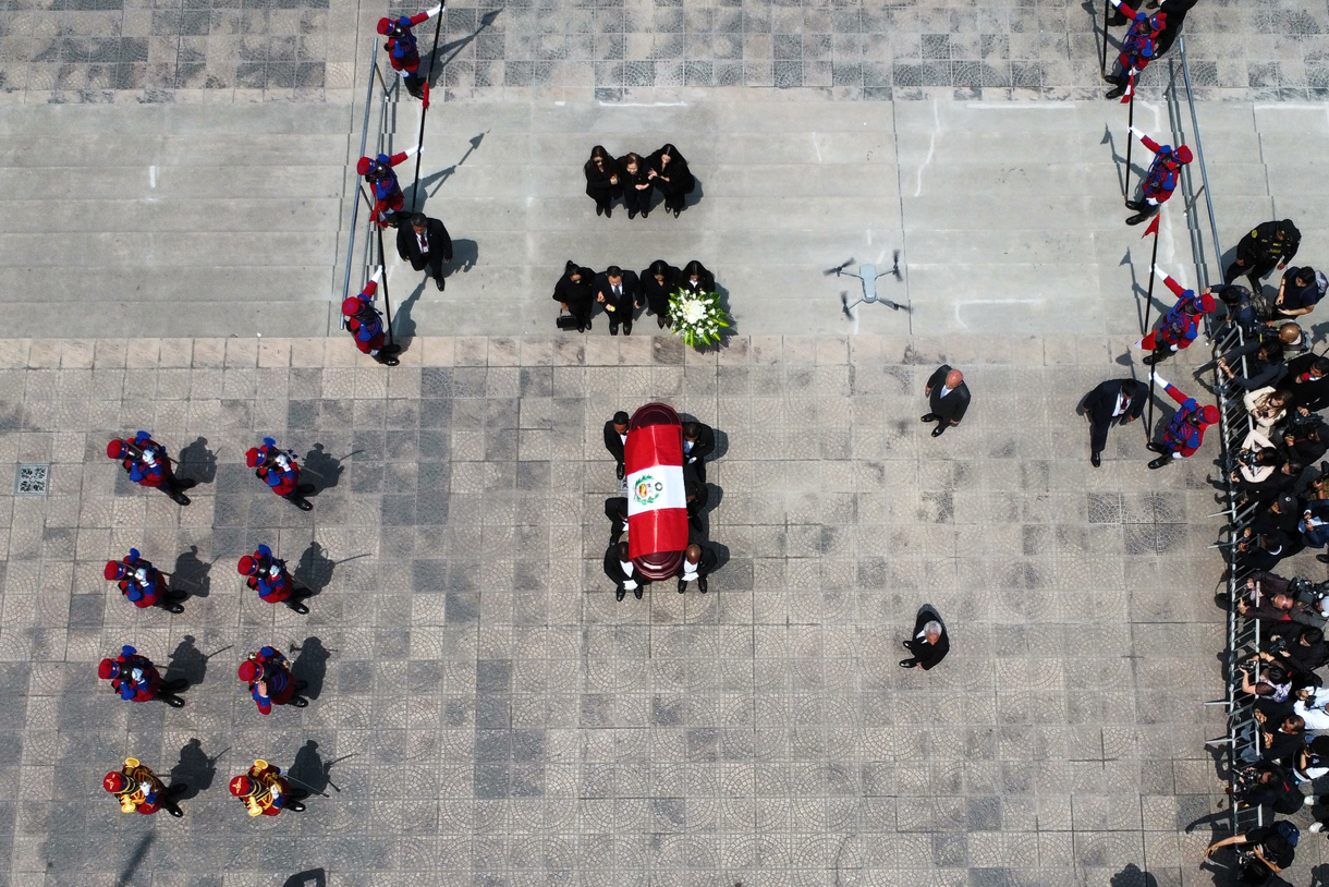 Fotografía aérea del féretro del fallecido expresidente de Perú Alberto Fujimori, a su llegada a la sede del Ministerio de Cultura este jueves, en Lima (Perú). (Foto Renato Pajuelo de la agencia EFE)