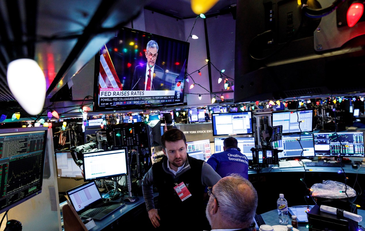 Fotografía de archivo en donde corredores observan el director de la Reserva Federal Jerome Powell durante una rueda de prensa. (Foto de Justin Lane de la agencia EFE)