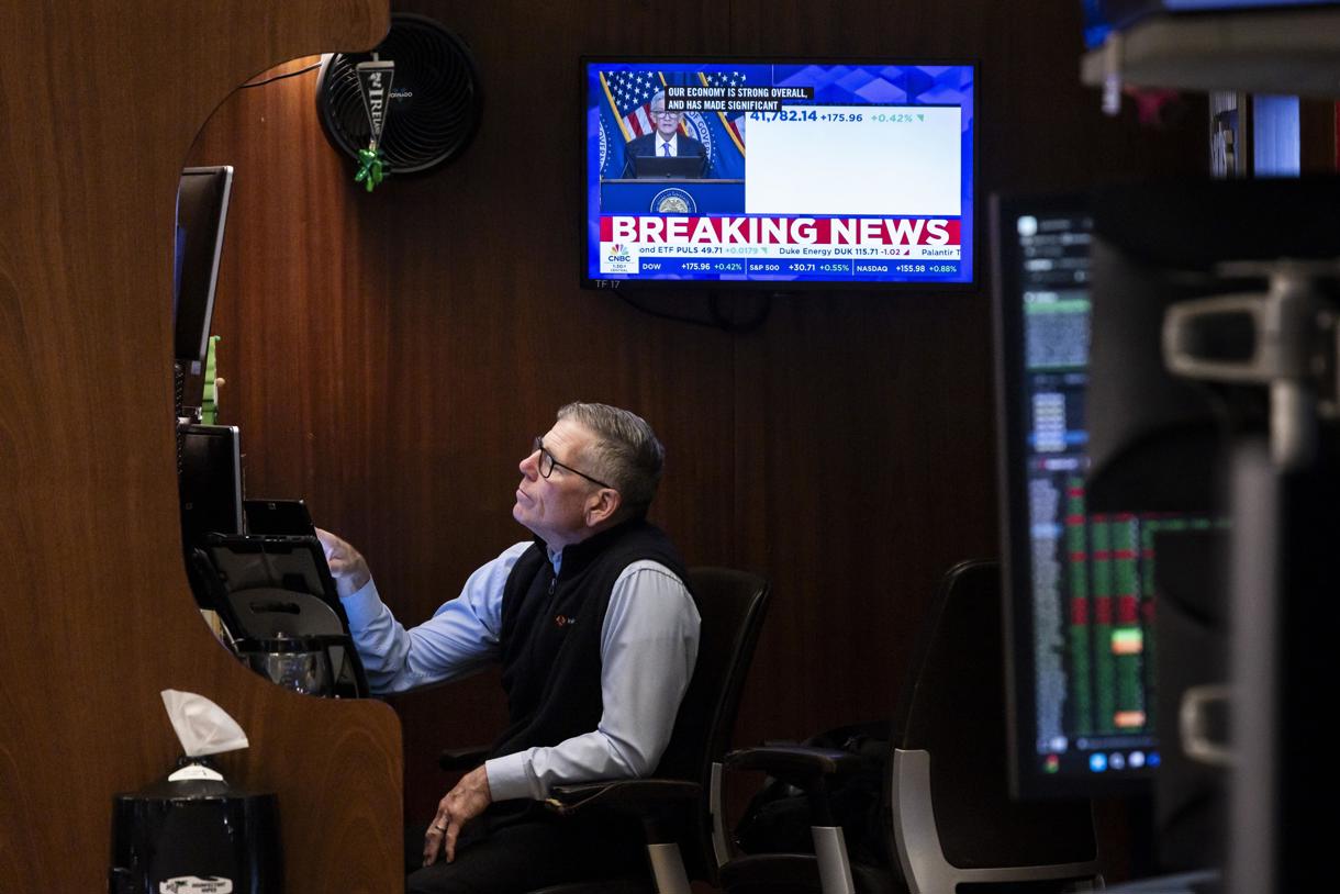 Fotografía de archivo de un trabajador en la Bolsa de Nueva York (EUA). (Foto de Justin Lane de la agencia EFE/EPA)