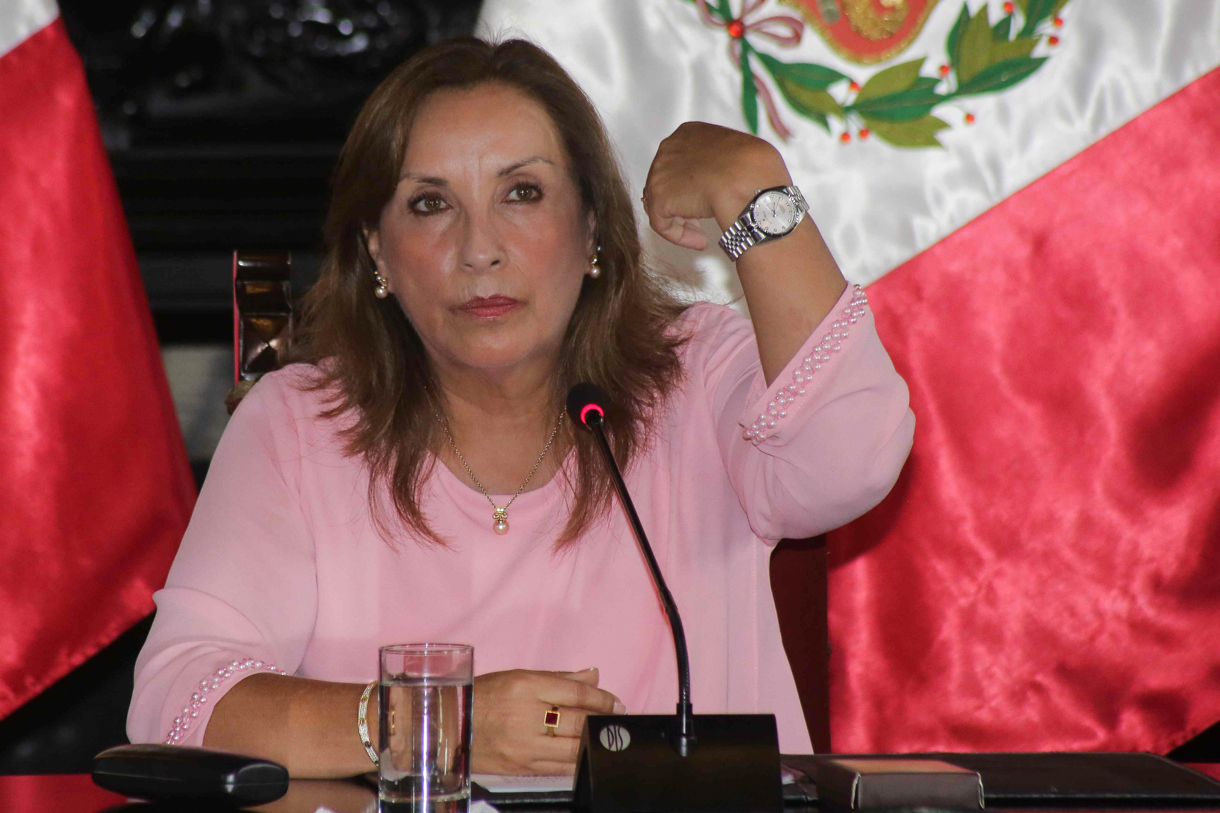 Fotografía fechada el 05 de abril de 2024 de la presidenta de Perú, Dina Boluarte, muestra sus joyas en una rueda de prensa en Lima (Perú). (Foto de STR de la agencia EFE)