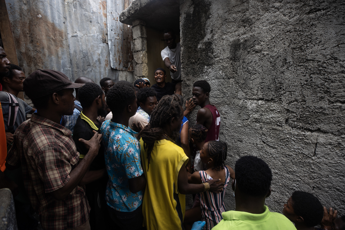 Fotografía de archivo del 7 de junio de 2024 de personas esperando para recibir comida del Programa Mundial de Alimentos (PMA) en el Colegio Isidor Jean Louis, en Puerto Principe (Haití). (Foto de Orlando Barría de la agencia EFE)