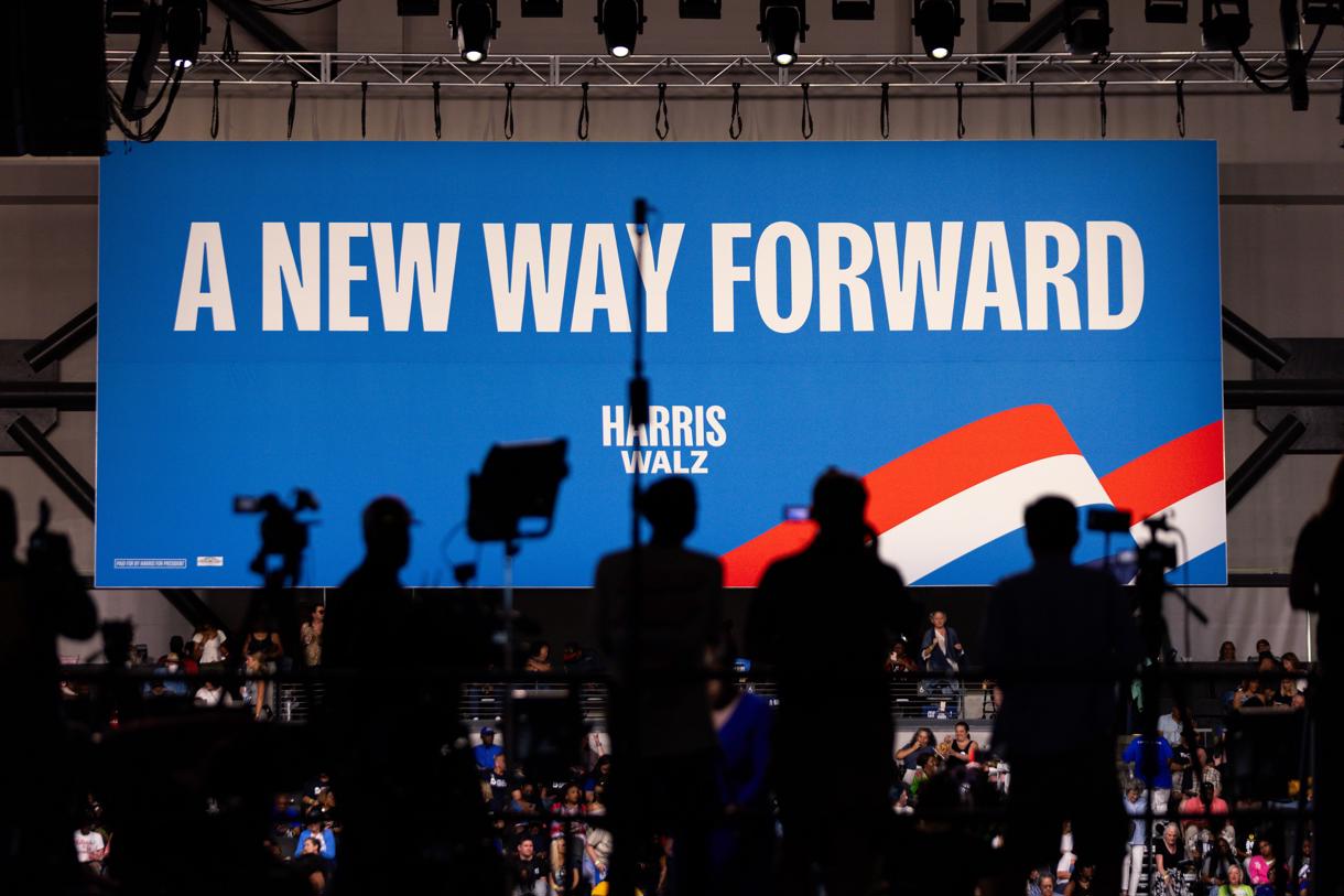 Los medios de comunicación observan mientras la vicepresidenta estadounidense y candidata presidencial demócrata, Kamala Harris, habla durante un mitin de campaña en el Enmarket Arena en Savannah, Georgia, EUA, el 29 de agosto de 2024. (Foto de Hunter D. Cone de la agencia EFE/EPA)