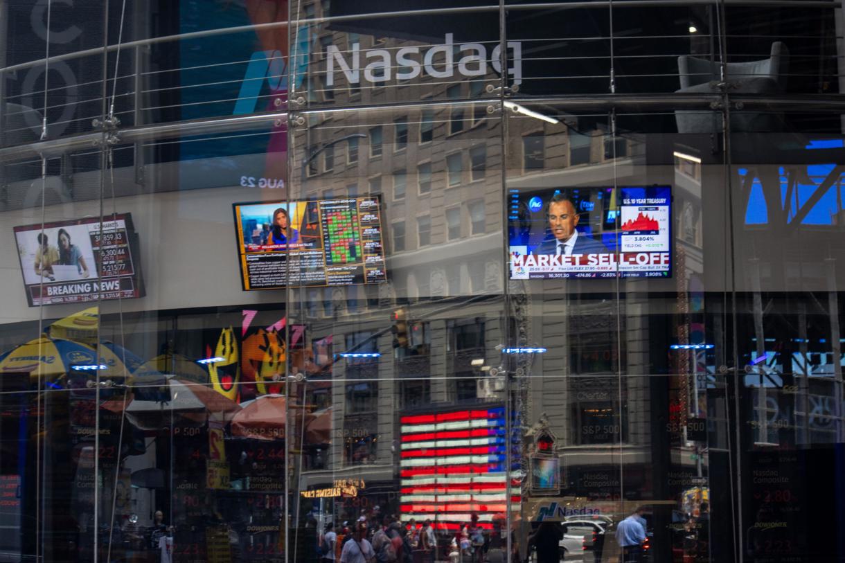 Fotografía de archivo de gente que camina frente al Nasdaq en Nueva York, EUA, el 5 de agosto de 2024. (Foto de John Taggart de la agencia EFE/EPA)