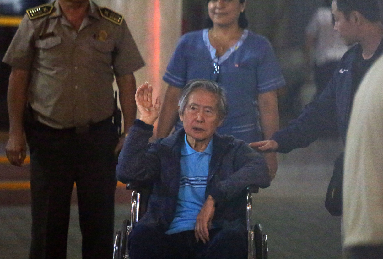 Fotografía de archivo fechada el 4 de enero de 2018 que muestra al expresidente peruano Alberto Fujimori (c), a su salida de la clínica Centenario de Lima (Perú). (Foto de Stringer de la agencia EFE)