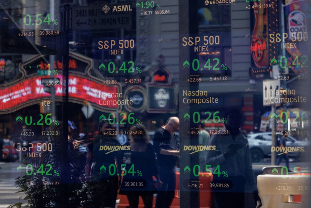 Fotografía de archivo de los precios de las acciones que se muestran en una pantalla como se ve a través de la ventana del Nasdaq MarketSite en Nueva York, Nueva York, EUA, 14 de agosto de 2024. (Foto de Sarah Yenesel de la agencia EFE/EPA)