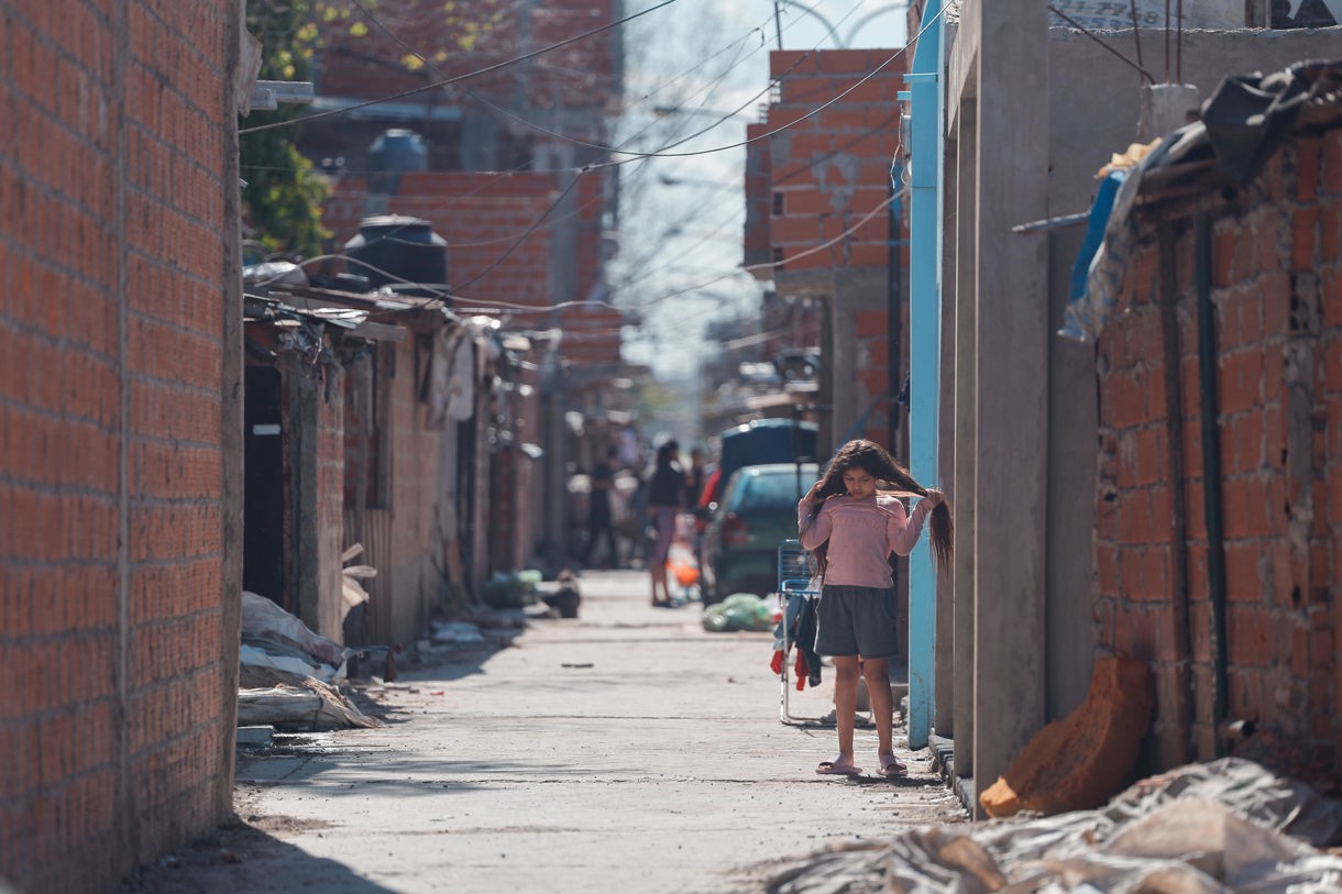 Fotografía de una calle en un barrio marginal este 26 de septiembre de 2024 en la ciudad de Buenos Aires (Argentina). (Foto de Juan Ignacio Roncoroni de la agencia EFE)