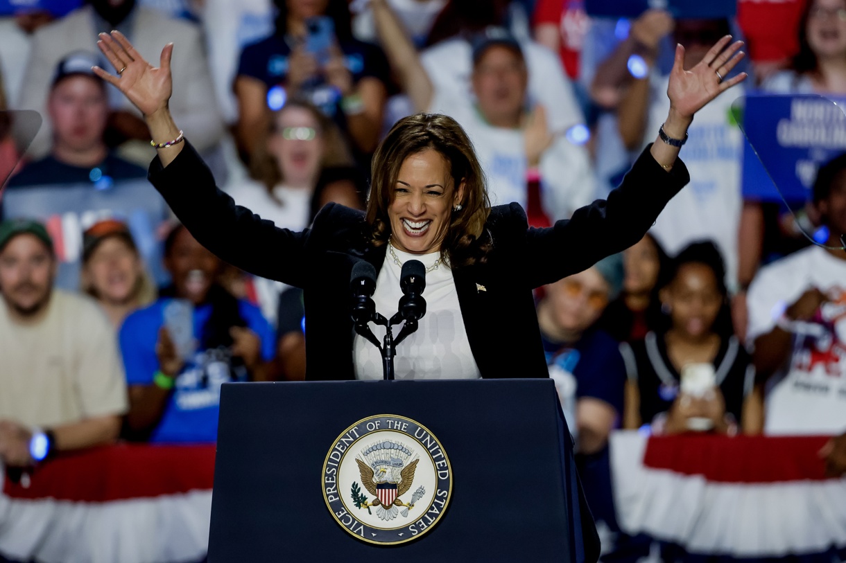 La vicepresidenta estadounidense y candidata presidencial demócrata, Kamala Harris, participa en un mitin de campaña en el Bojangles Arena en Charlotte, Carolina del Norte, EUA, el 12 de septiembre de 2024. (Foto de Erik S. Menor de la agencia EFE)