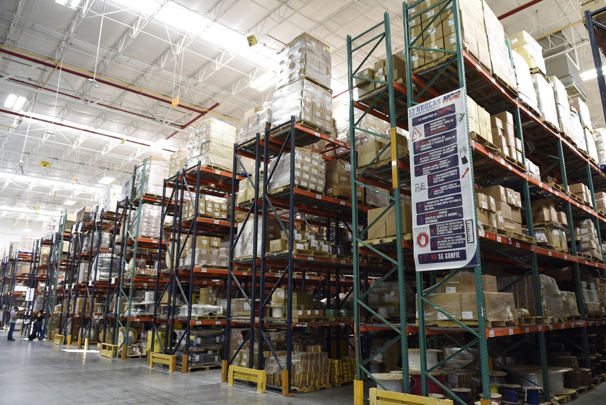 Fotografía de archivo en donde se ve un almacén de cargas con productos de exportación. (Foto de Luis Torres de la agencia EFE)