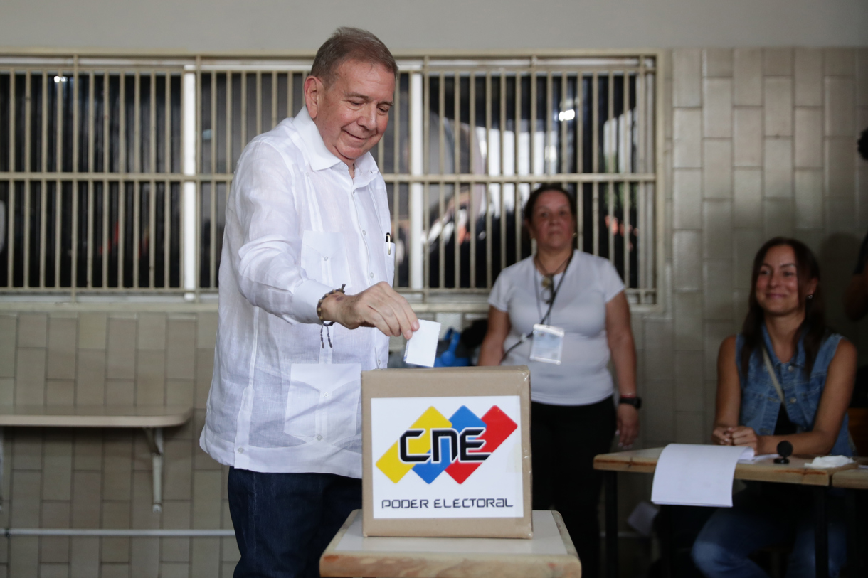 El candidato a la presidencia de Venezuela, Edmundo González Urrutia, vota el 28 de julio de 2024. (Foto de Ronald Peña R. de la agencia EFE)