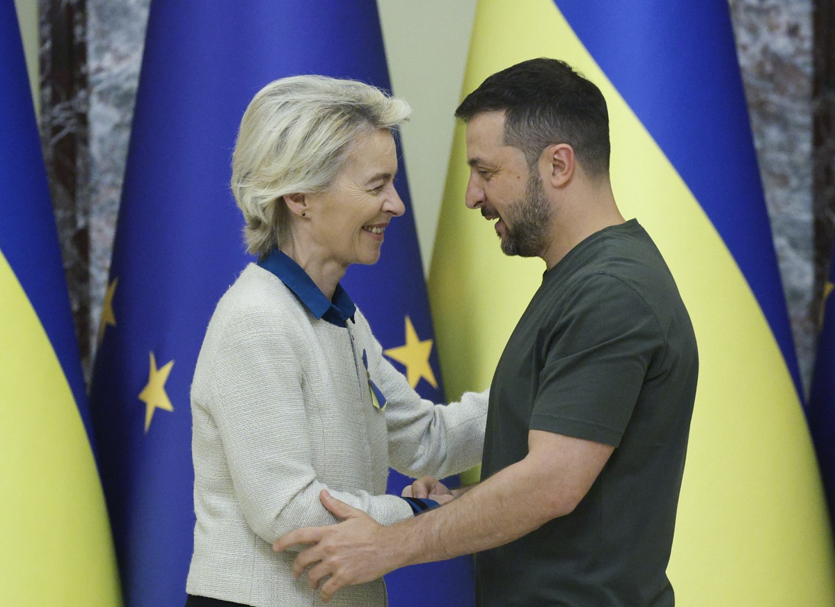 La presidenta de la Comisión Europea, Ursula Von der Leyen (I), saluda al presidente de Ucrania, Volodimir Zelenski (D), durante la conferencia de prensa conjunta que ofrecieron hoy en Kiev. (Foto Sergey Dolzhenko de la agencia EFE/EPA)