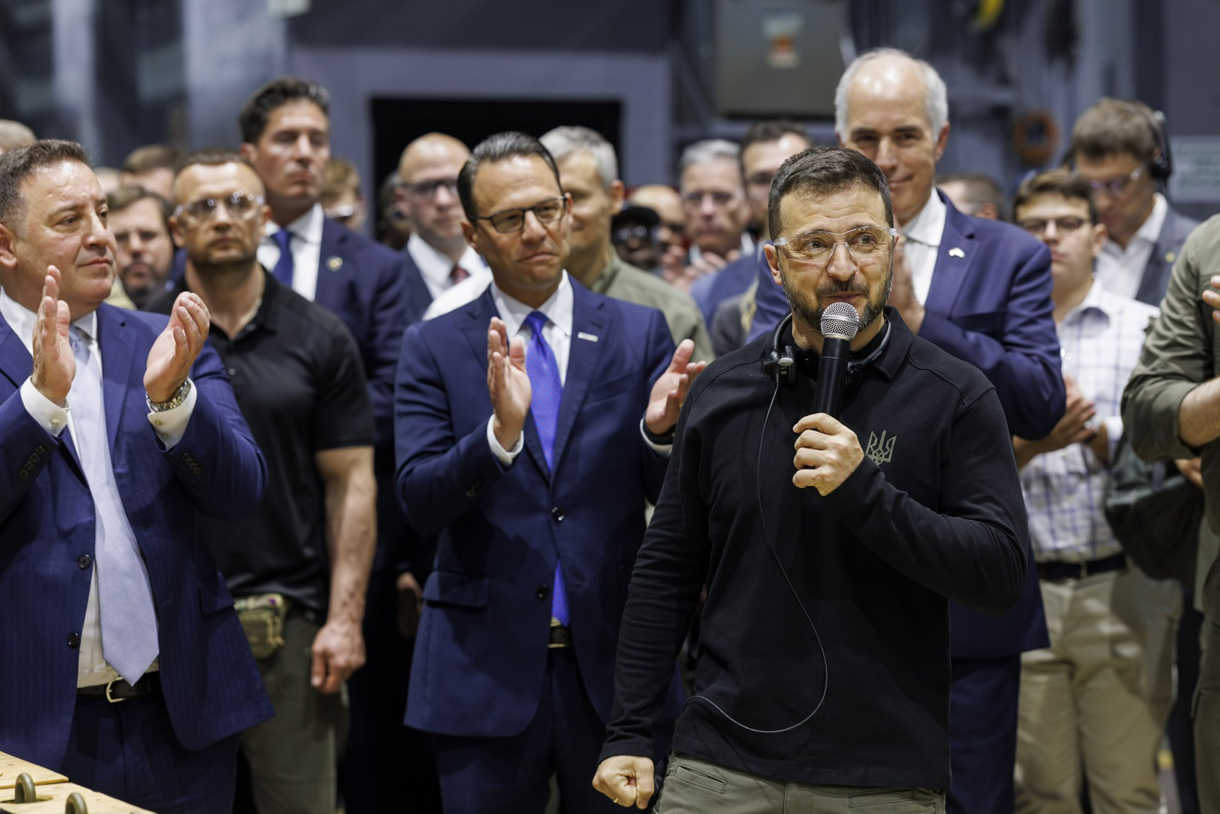 El presidente de Ucrania, Volodímir Zelenski (en primer plano), visita una fábrica de munición de artillería en Pensilvania (Estados Unidos). (Foto del Gobernador Josh Shapiro vía X en una cortesía para la agencia EFE)