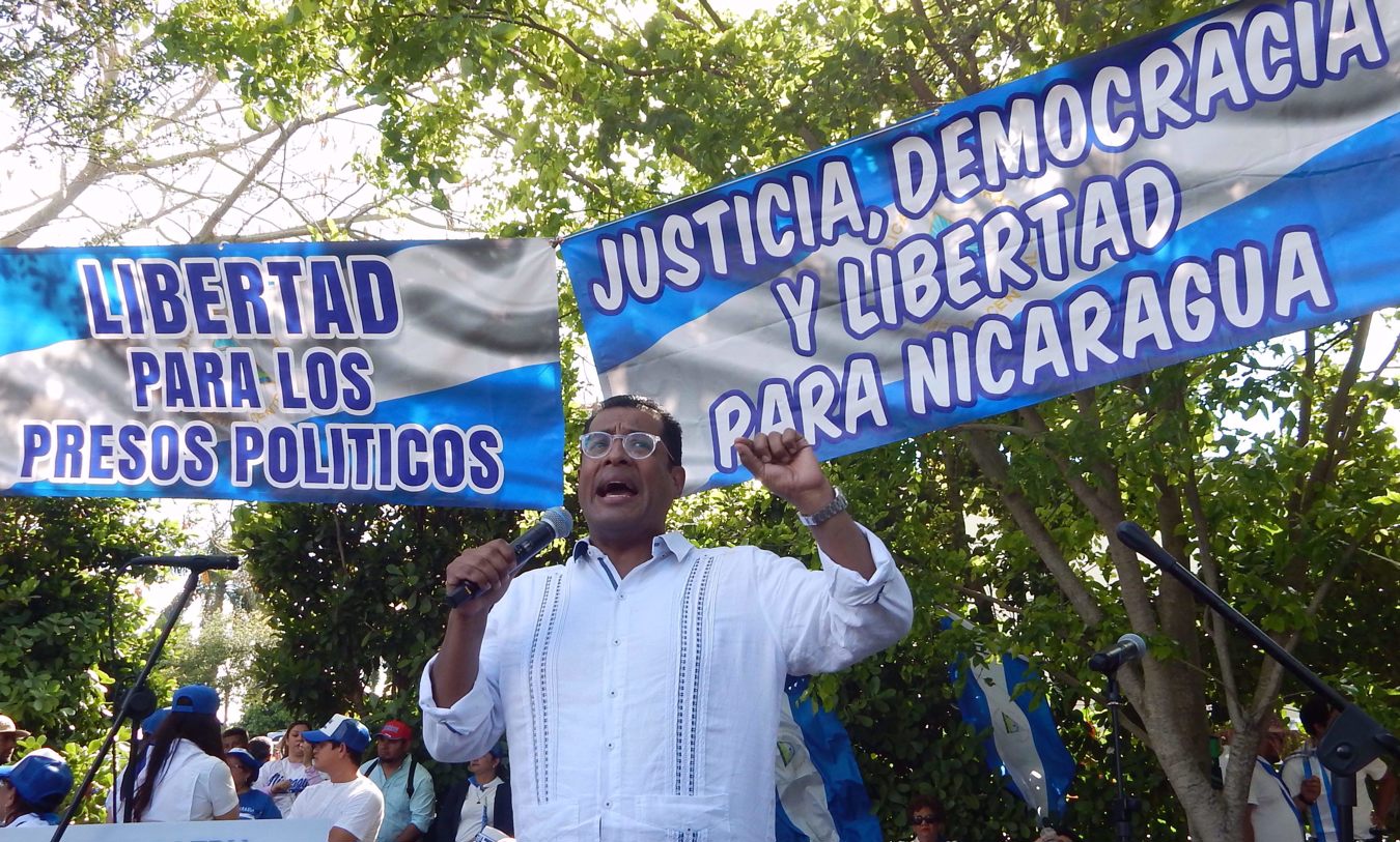 Fotografía de archivo del 16 de abril de 2024 del excandidato presidencial de Nicaragua Félix Maradiaga, uno de los 222 presos políticos desterrados por el régimen de Daniel Ortega hacia Estados Unidos, durante un acto por el quinto aniversario del estallido de las protestas de 2018, en el Parque Rubén Darío en Miami (EUA). (Foto de Leila Kassidi de la agencia EFE)