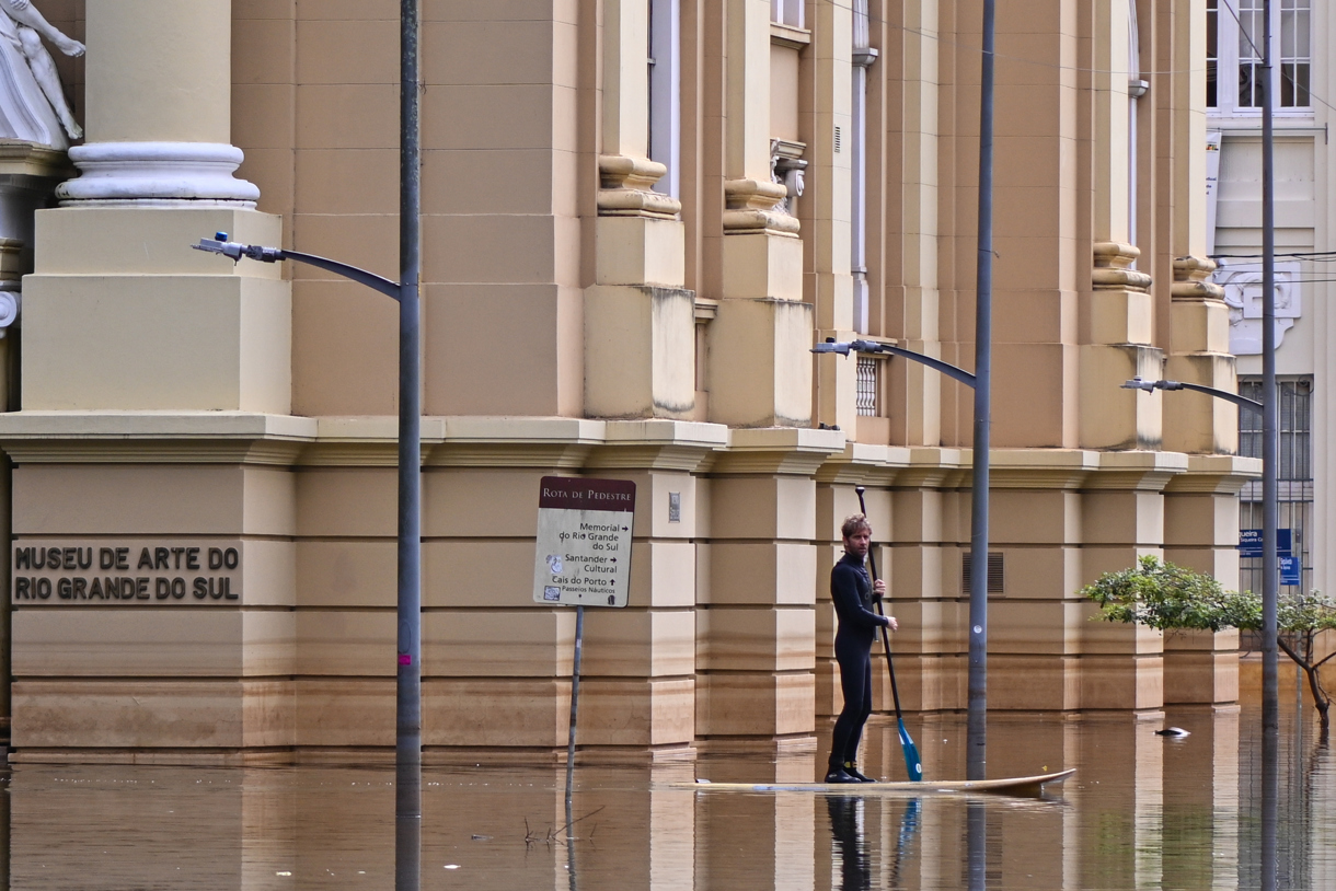 En la imagen de archivo, un hombre navega por una zona afectada por las inundaciones, en el centro histórico de Porto Alegre, estado de Rio Grande do Sul (Brasil). (Foto de André Borges de la agencia EFE)