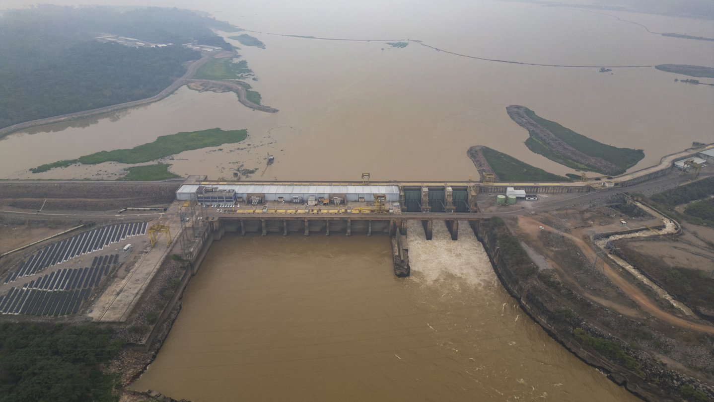 Fotografía aérea de la central hidroeléctrica de Santo Antônio, que paralizó parte de sus unidades generadoras debido al bajo nivel del río Madeira, este martes 10 de agosto de 2024, en Porto Velho (Brasil). (Foto de Isaac Fontana de la agencia EFE)