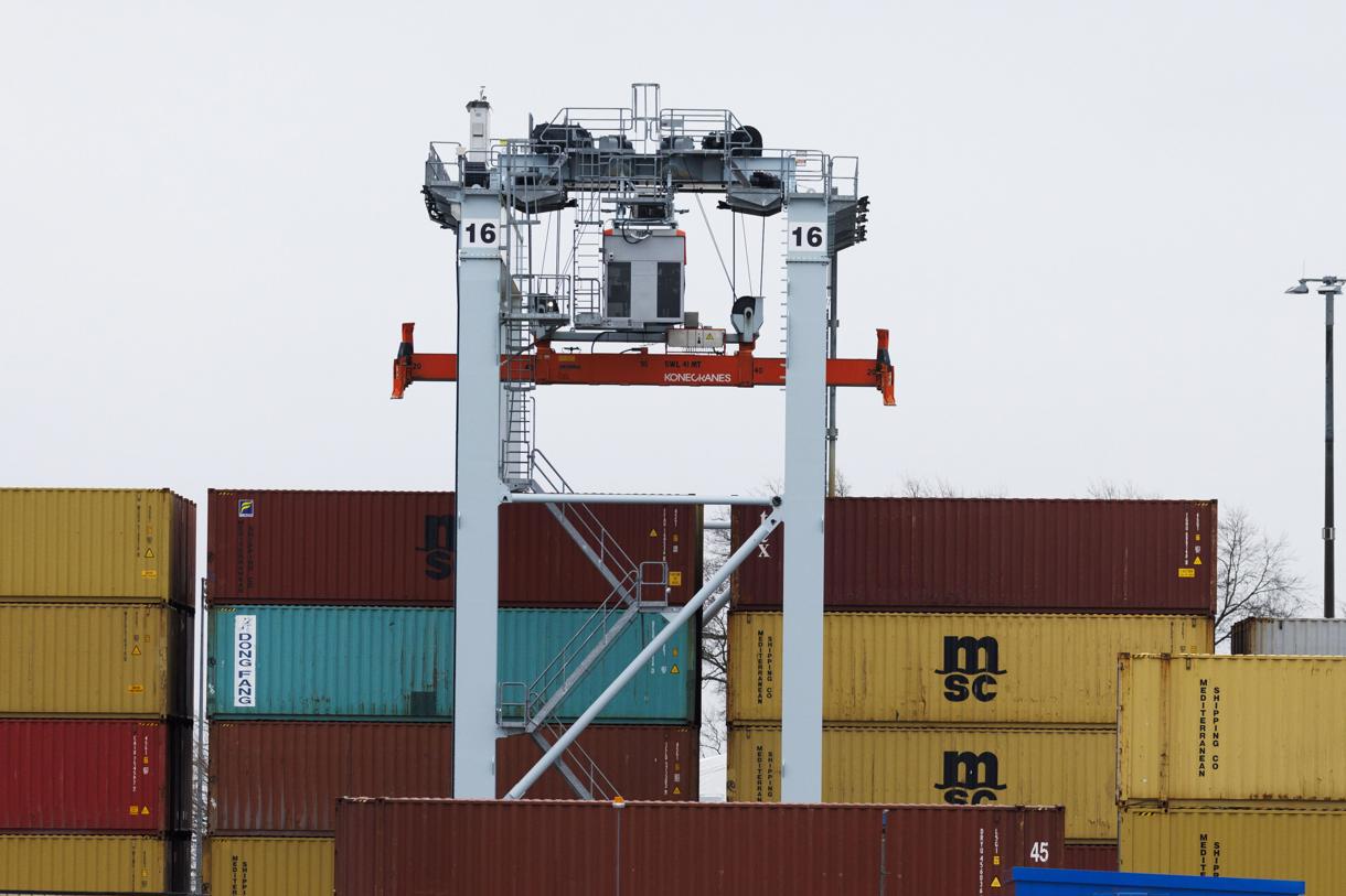 Fotografía de archivo de contenedores de envío apilados en el muelle de la Terminal de Conley en Boston, Massachusetts, EUA, 15 de marzo de 2024. (Foto de Cj Gunther de la agencia EFE/EPA)