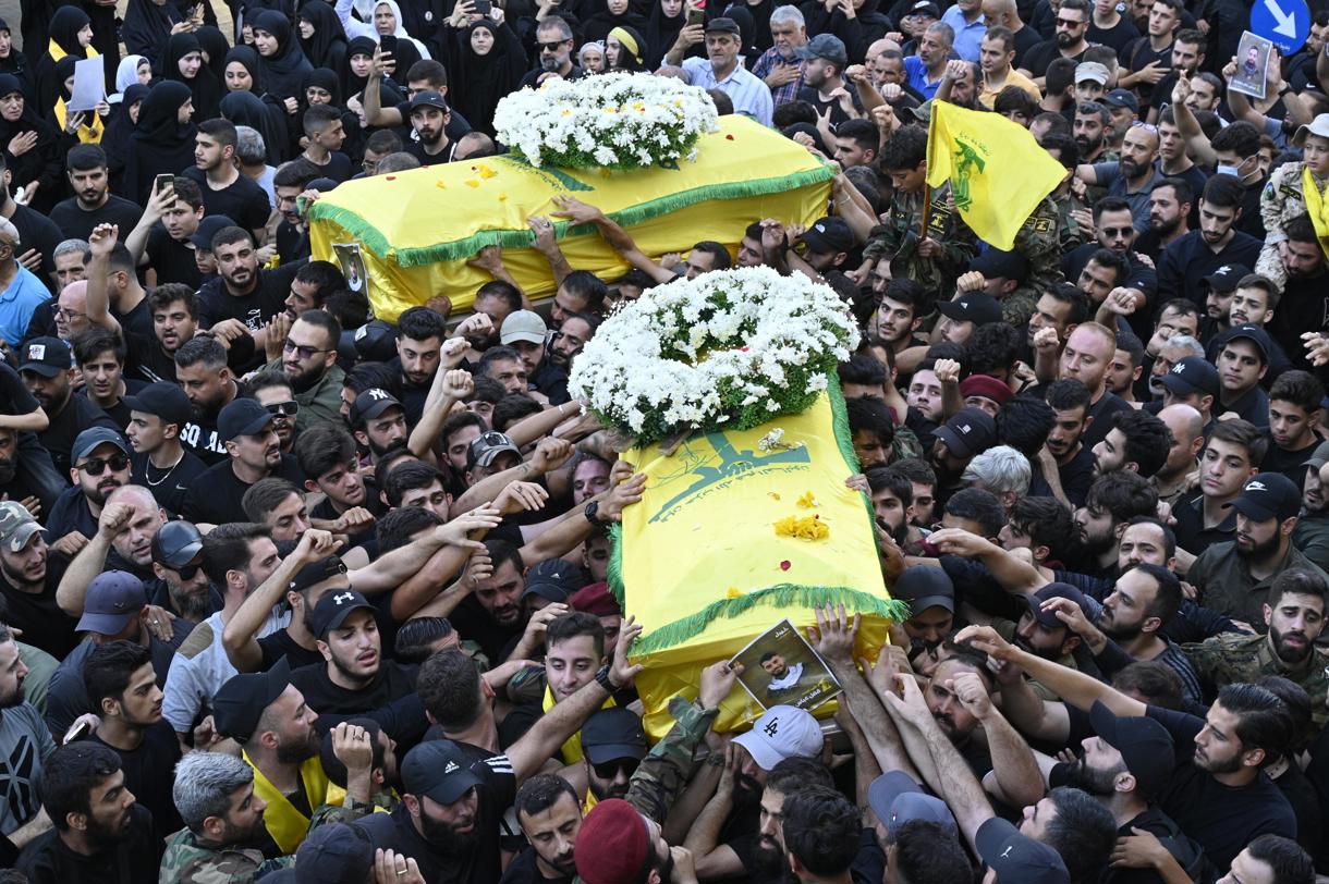 Los dolientes llevan los ataúdes de dos personas que murieron en explosiones de dispositivos de comunicación, durante la procesión fúnebre en Beirut, Líbano, el 19 de septiembre de 2024. (Foto de Wael Hamzeh de la agencia EFE/EPA)