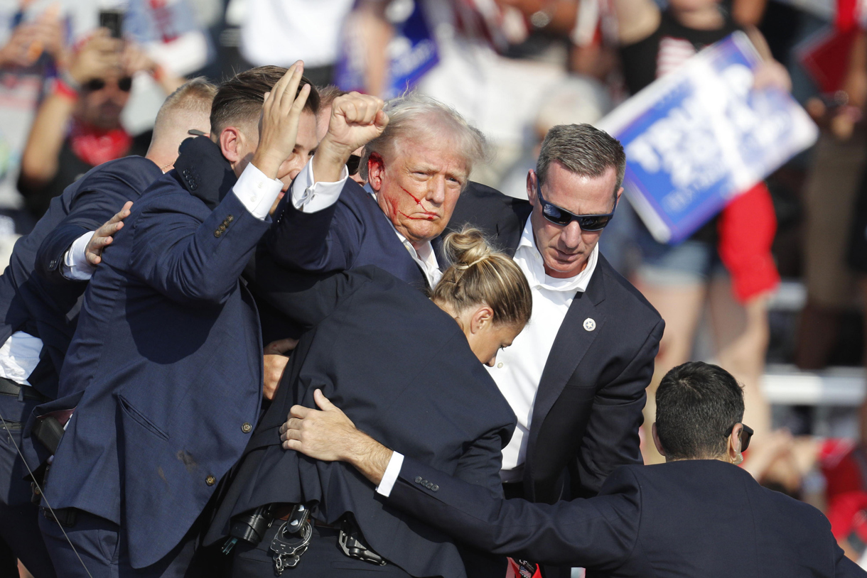 Fotografía de archivo del 13 de julio de 2024 del expresidente estadounidense Donald Trump siendo retirado del escenario por el servicio secreto tras un incidente durante un mitin de campaña en el Butler Farm Show Inc. en Butler, Pensilvania (Estados Unidos). (Foto de David Maxwell de la agencia EFE)