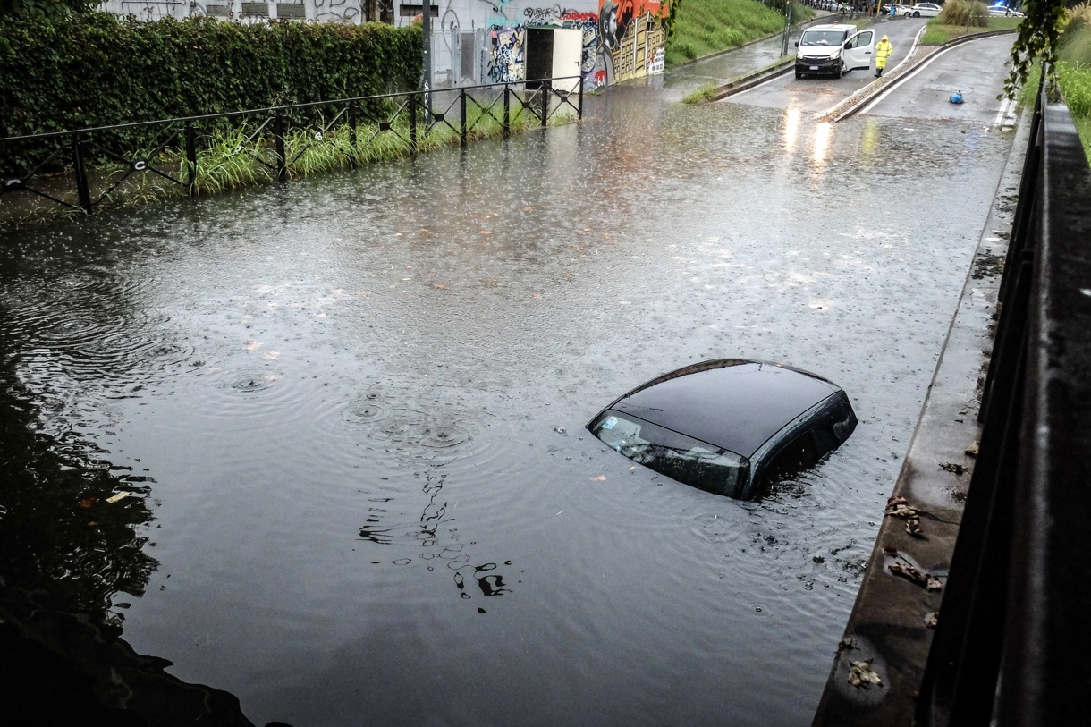 Imagen de un coche sumergido en vía Pompeo Leoni, tras las fuertes lluvias en Milán, Italia. (Foto de Matteo Corner de la agencia EFE/EPA)