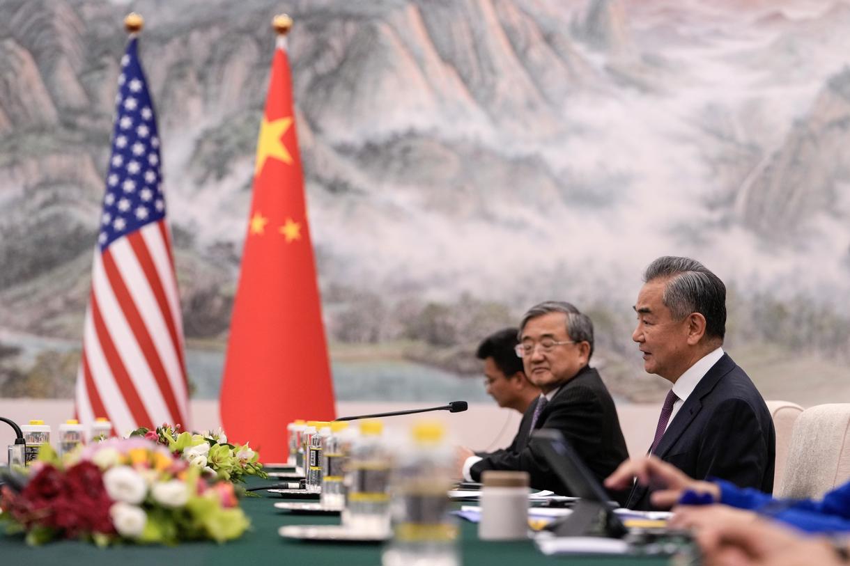 El ministro de Exteriores de China, Wang Yi (dcha) habla durante la reunión bilateral con John Podesta (no aparece en la imagen), asesor de política climática del presidente estadounidense, Joe Biden. (Foto de Andy Wong de la agencia EFE/EPA)