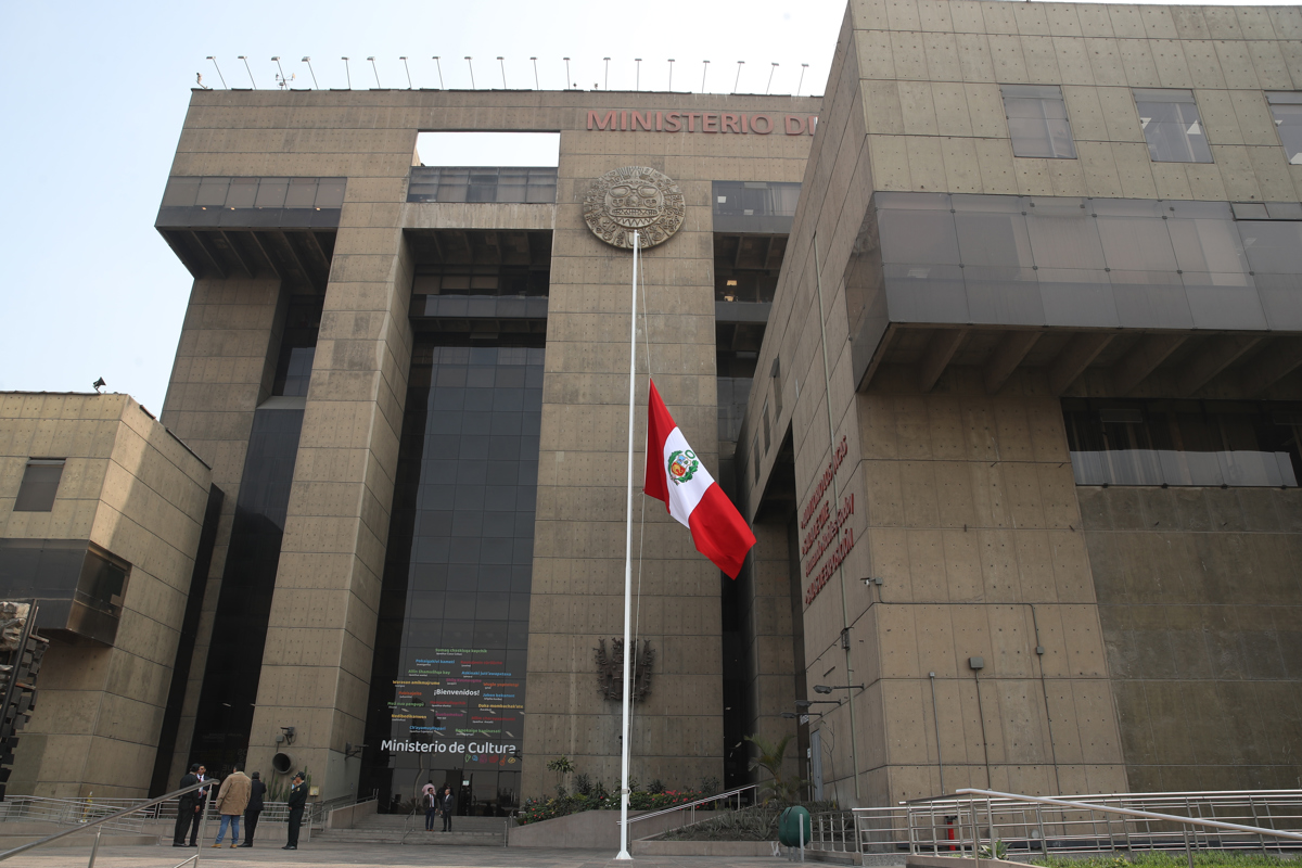 Fotografía de la bandera de Perú izada a media asta en la sede del Ministerio de Cultura donde será velado el fallecido presidente de Perú Alberto Fujimori este jueves, en Lima (Perú). (Foto de Paolo Aguilar de la agencia EFE)