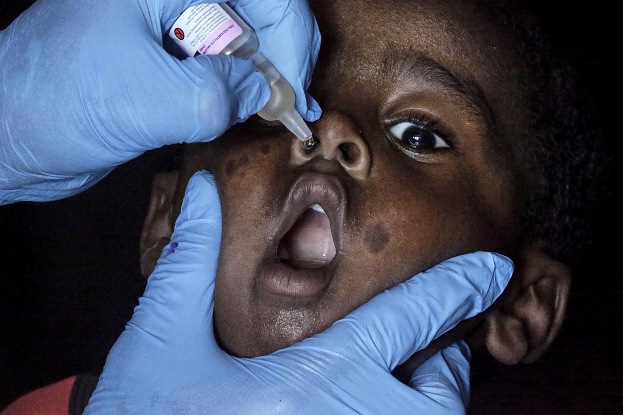 Una enfermera administra gotas de vacuna contra la polio a un niño palestino en una escuela de las Naciones Unidas en la ciudad de Deir Al Balah, en el centro de la Franja de Gaza, el 1 de septiembre de 2024. (Foto de Mohammed Saber de la agencia EFE/EPA)